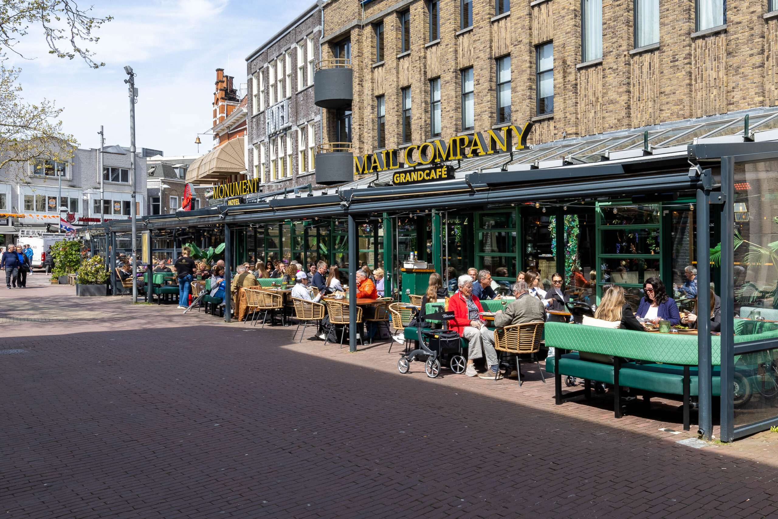 Het zonnige terras van The Mail Company